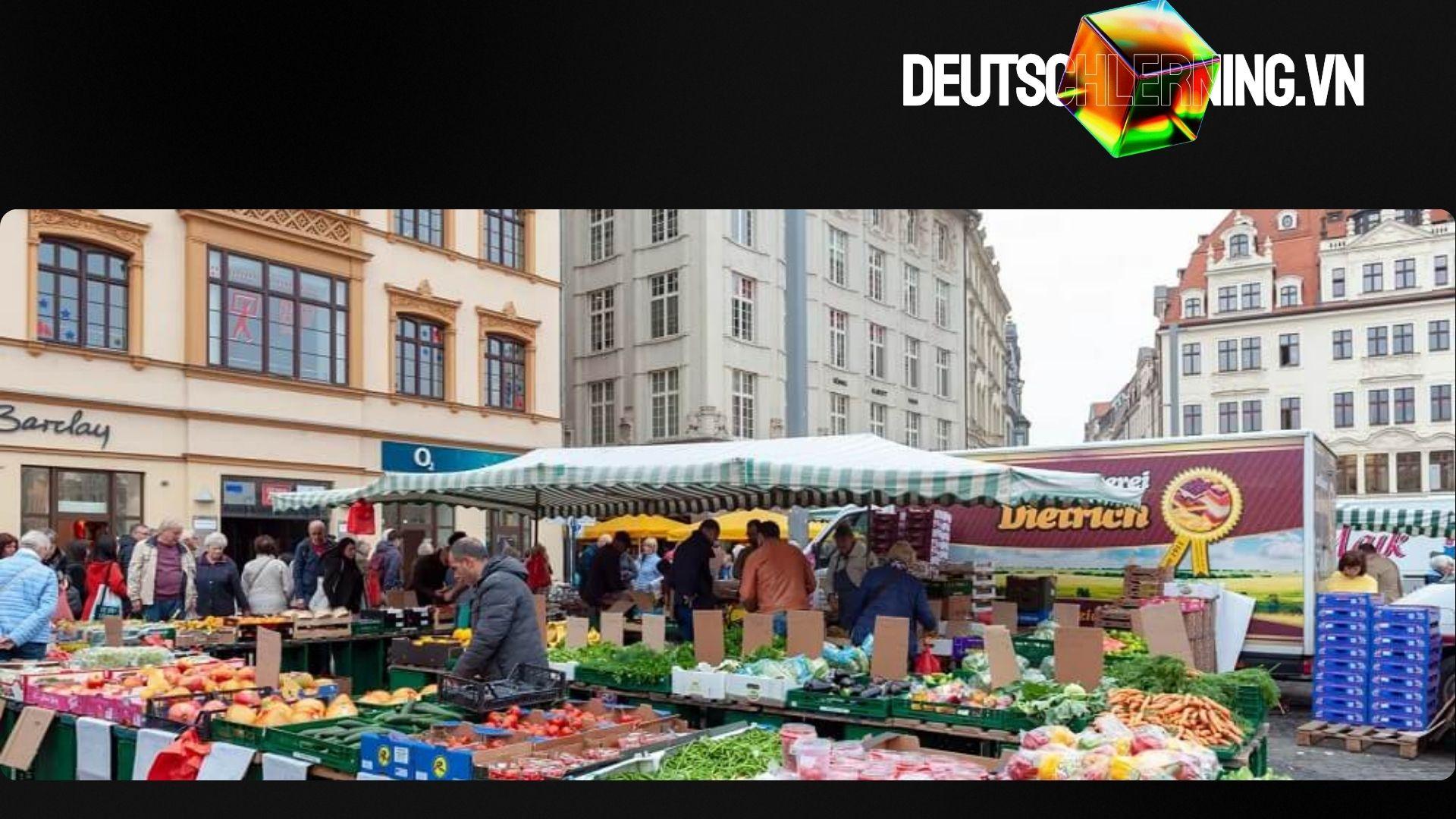 Quầy bánh ngọt và pretzel truyền thống tại chợ đêm.