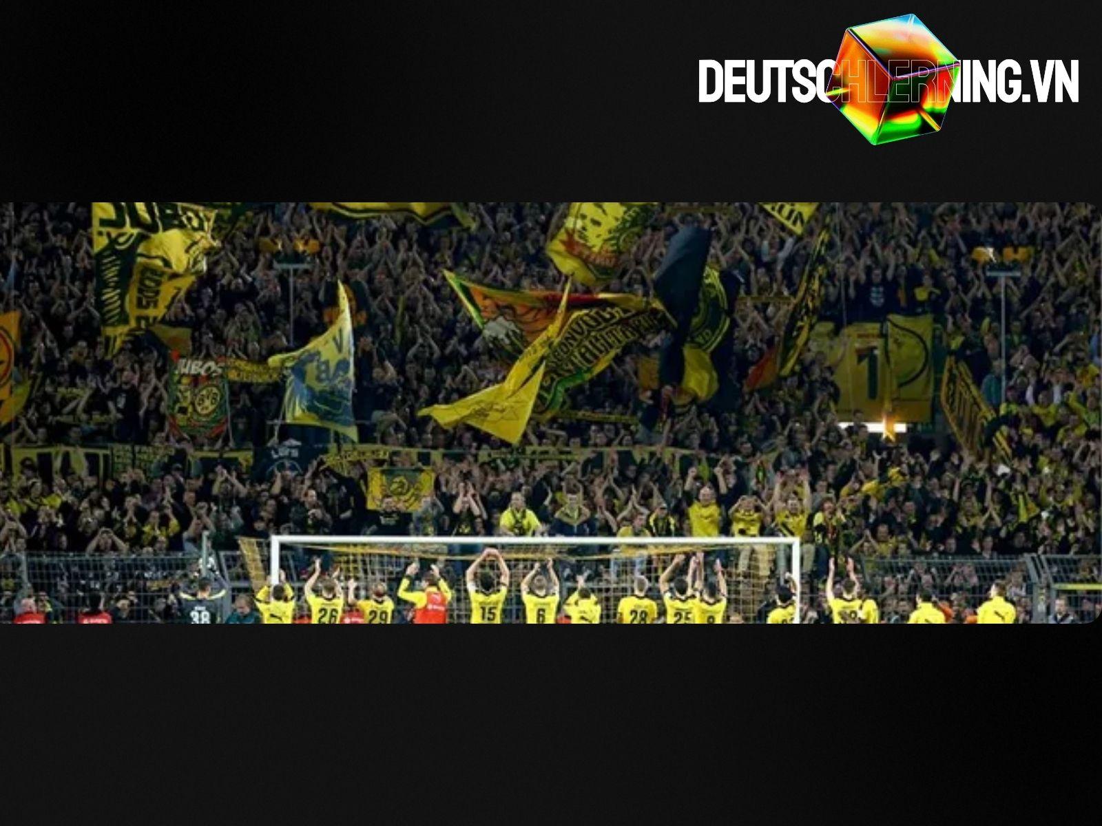 Cổ động viên tại Allianz Arena rực rỡ trong đêm thi đấu.