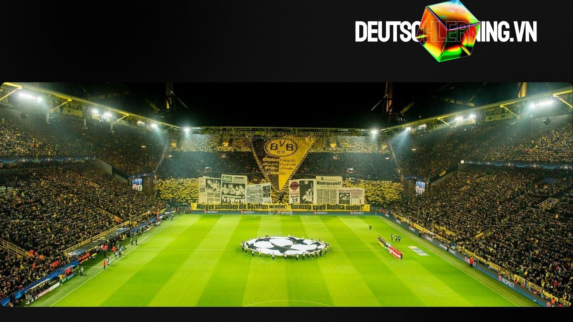 Toàn cảnh sân Signal Iduna Park rực vàng trong trận đấu.